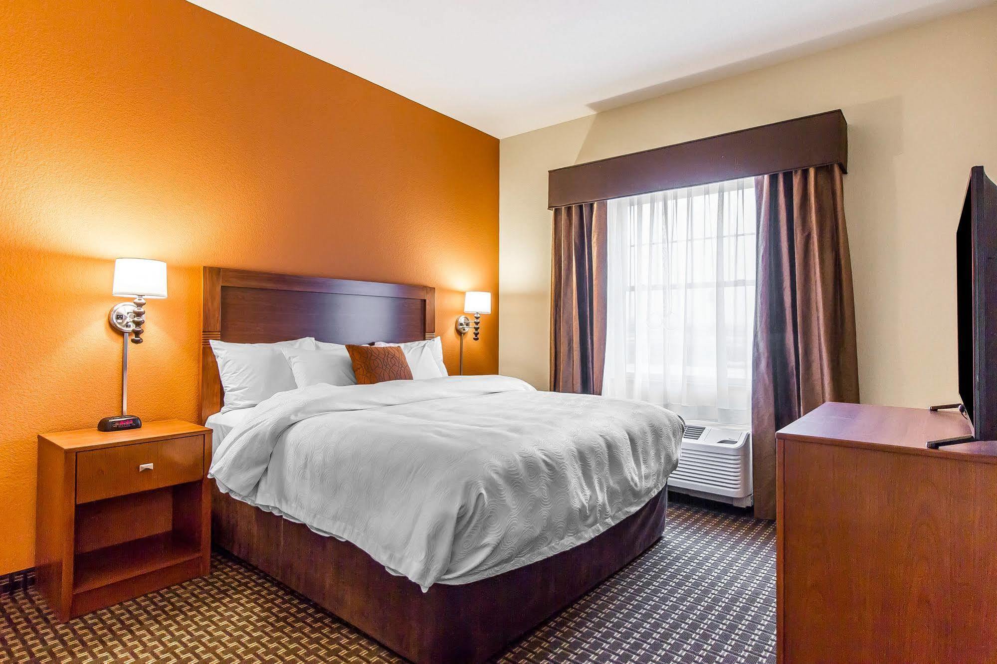 Mainstay Suites Stanley Екстериор снимка