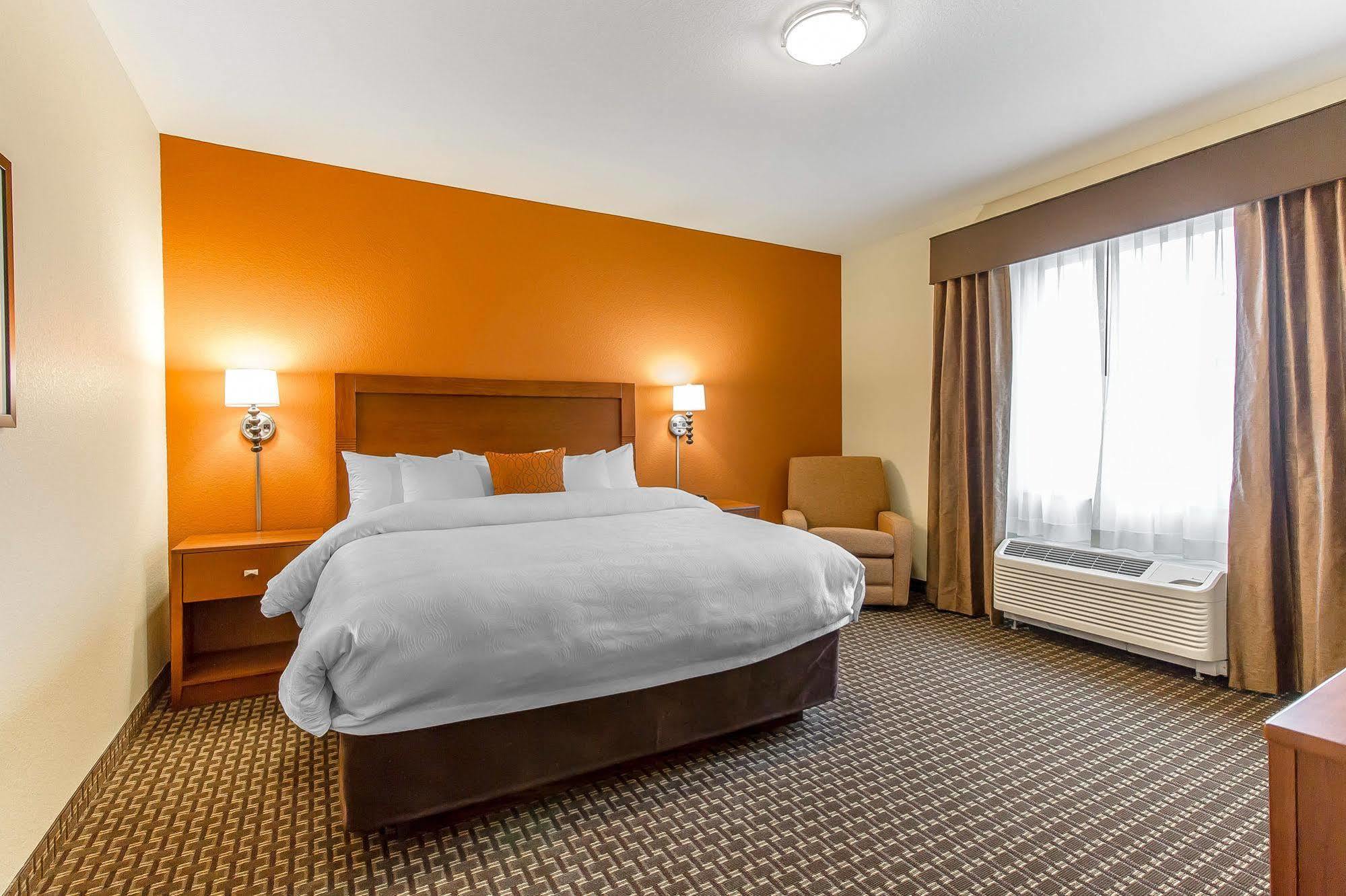Mainstay Suites Stanley Екстериор снимка